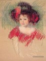 Margot en grand bonnet et robe rouge mères des enfants Mary Cassatt